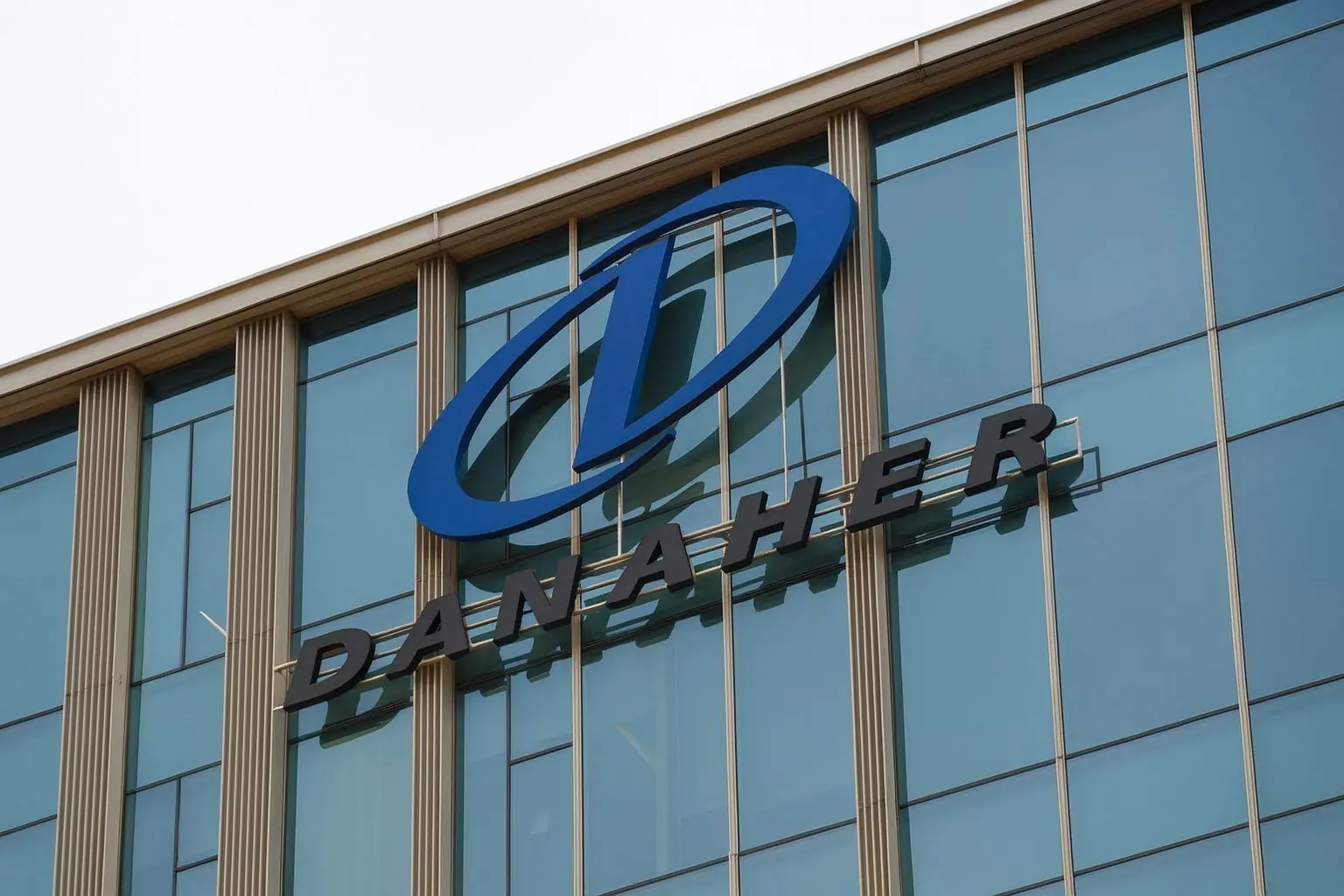 Danaher (DHR) Stock on December 4, 2025: Analyst Upgrades, Q3 Beat and Governance Probes Shape the 2026 Outlook