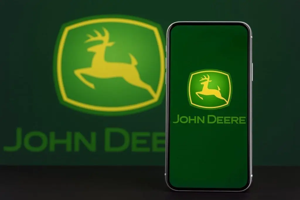 Deere Stock (DE): Earnings, Tariffs, and Investor Day Targets to Watch Before the Dec. 15, 2025 US Market Open
