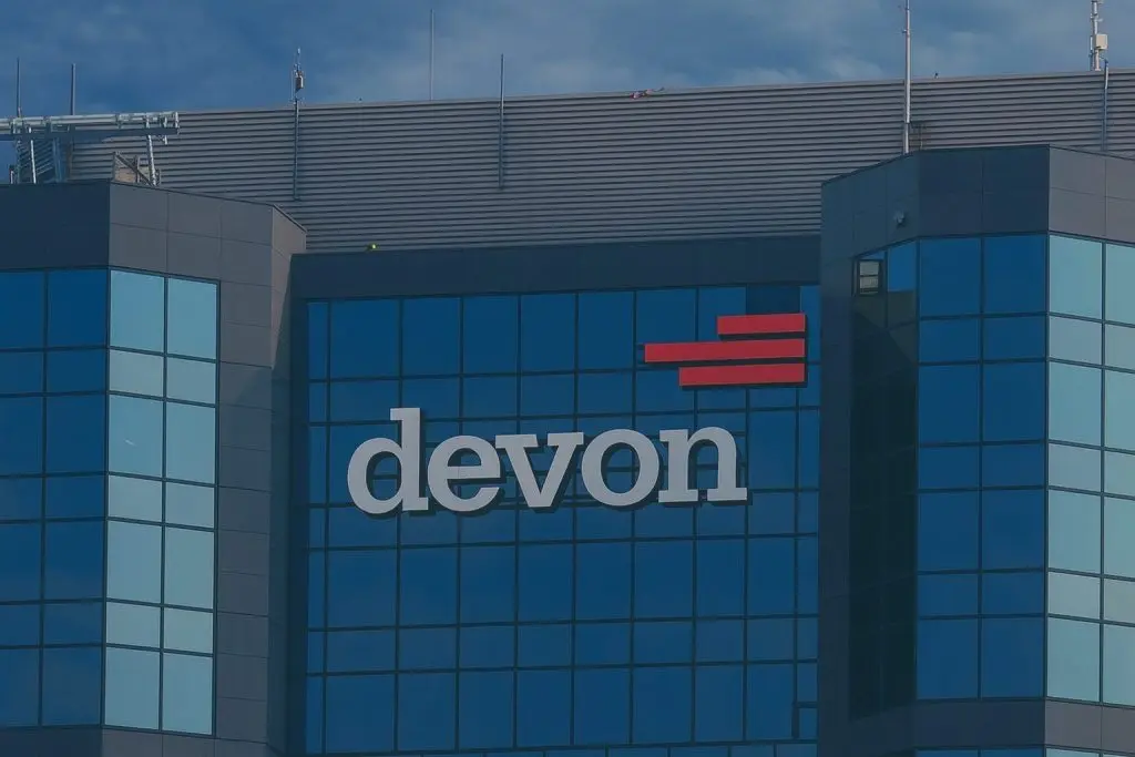 Devon Energy (DVN) Stock Outlook December 2025: Latest News, Dividend and 2026 Forecasts