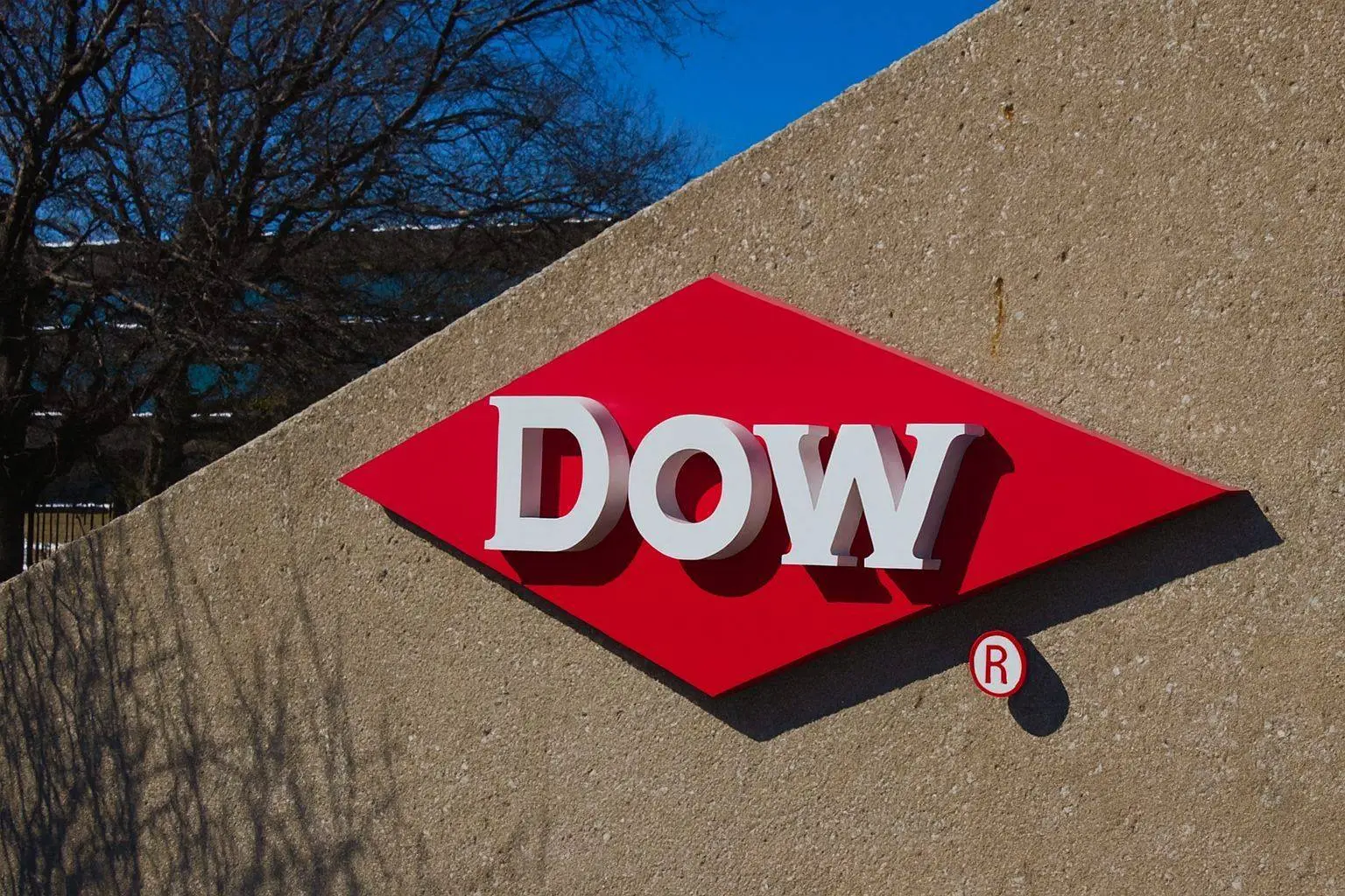 Dow Chemical Stock (DOW) in December 2025: Dividend Cut, Lawsuits and 2026 Recovery Hopes