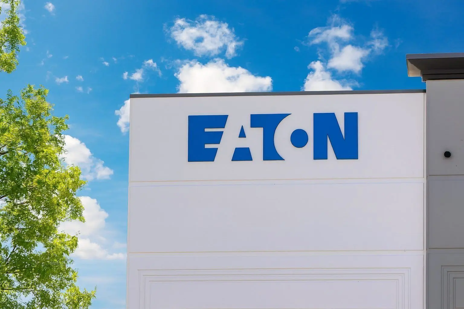 Eaton (ETN) Stock: Key News, Forecasts, and What to Watch Before the US Market Opens on Dec. 15, 2025