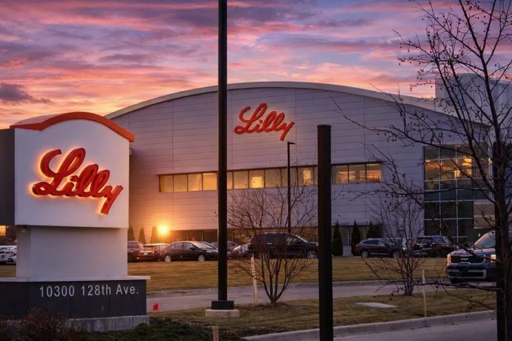 Eli Lilly Stock News Today (Dec. 17, 2025): LLY Holds Near Record Highs as Analysts Lift Targets and Obesity Pipeline Momentum Builds