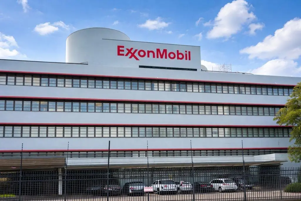 Exxon Mobil Stock (XOM) News and Forecast for Dec. 24, 2025: Sakhalin-1 Deadline Extended, Oil Prices Rebound, and Analysts See More Upside
