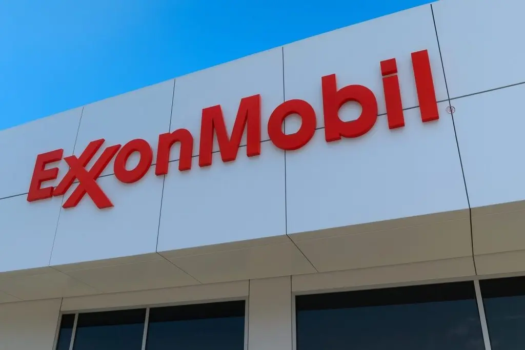 Exxon Mobil Stock (XOM) on December 8, 2025: Price, Dividend Power, and 2026 Outlook