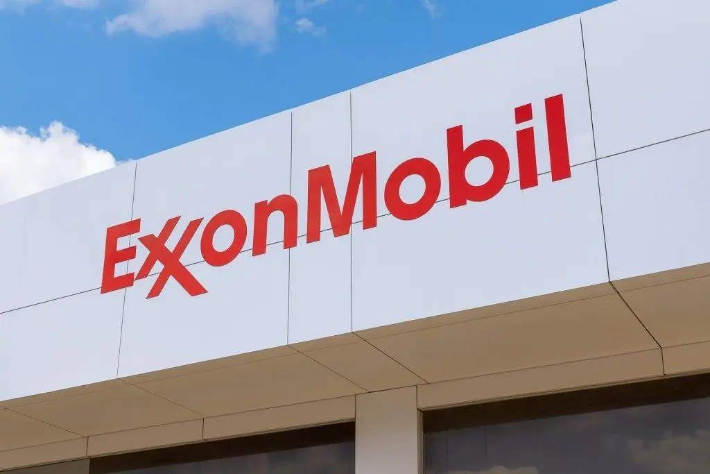 Exxon Mobil (XOM) Stock in December 2025: Dividend Giant Balances Oil Growth, Hydrogen Pause and New Projects