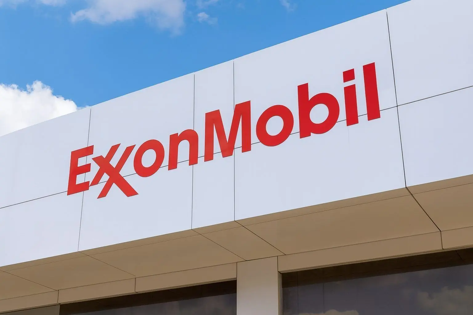 Exxon Mobil (XOM) Stock in December 2025: Dividend Giant Balances Oil Growth, Hydrogen Pause and New Projects