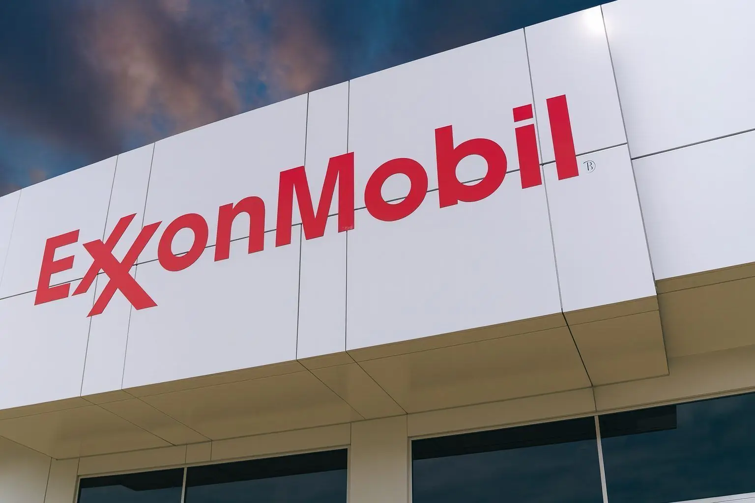 Exxon Mobil (XOM) Stock on December 2, 2025: West Qurna Deal Talks, Hydrogen Pivot and 2026 Price Targets