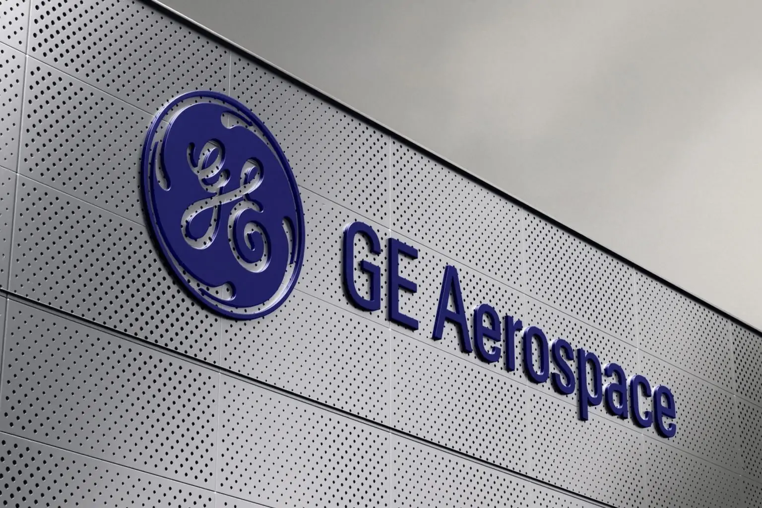 GE Aerospace Stock (NYSE: GE) Surges on Defense Contract News, New Engine Orders, and Fresh Analyst Forecasts