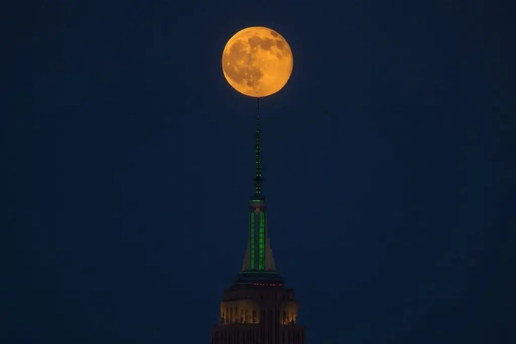 Giant Carrington-Class Sunspot, Geomagnetic Storms and the ‘Cold Supermoon’: What’s Happening in the Sky on December 6, 2025