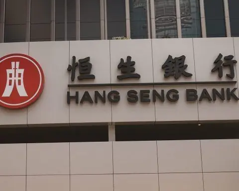 Hang Seng Index Rises 0.9% This Week as Fed Cut Bets Clash With Crash Warnings