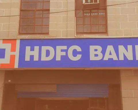 HDFC Bank Share Price Today: Stock Holds Near ₹983 as FD Rate Cuts, IndusInd Stake Nod and Analyst Targets Shape the Outlook (Dec 18, 2025)