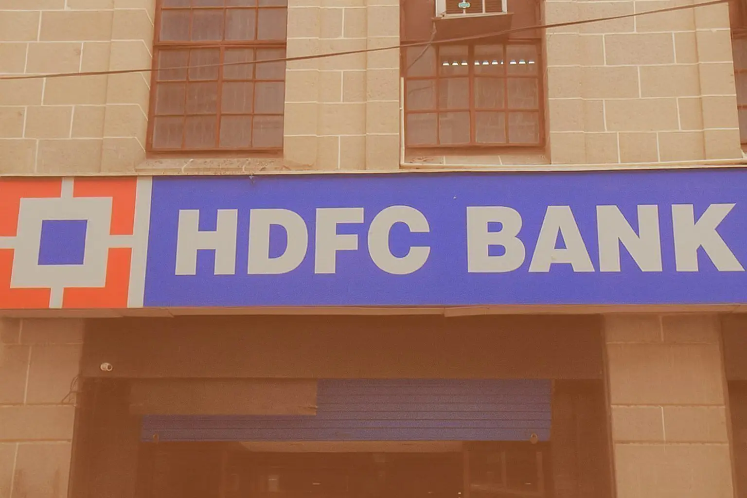 HDFC Bank Share Price Today: Stock Holds Near ₹983 as FD Rate Cuts, IndusInd Stake Nod and Analyst Targets Shape the Outlook (Dec 18, 2025)