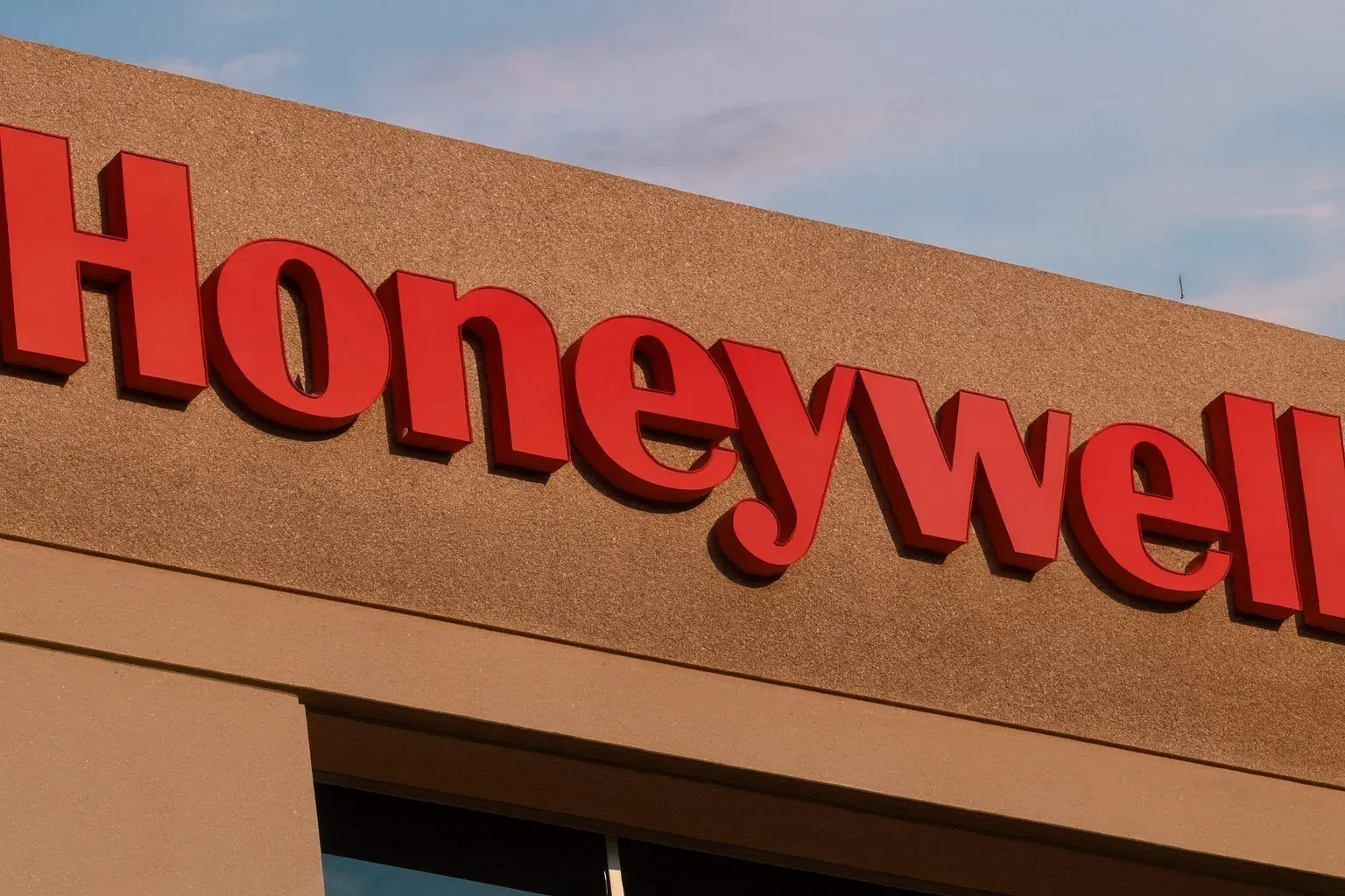 Honeywell (HON) Stock: 2025 Pullback, Double Downgrade and New Board Member – What It Means for 2026