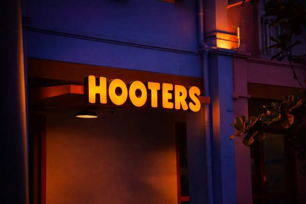 Hooters Singapore Is Closing: Clarke Quay Outlet to Shut Jan. 31, 2026 as Brand Rebuilds After Bankruptcy and “Wrong Wing Sauce” Revelation