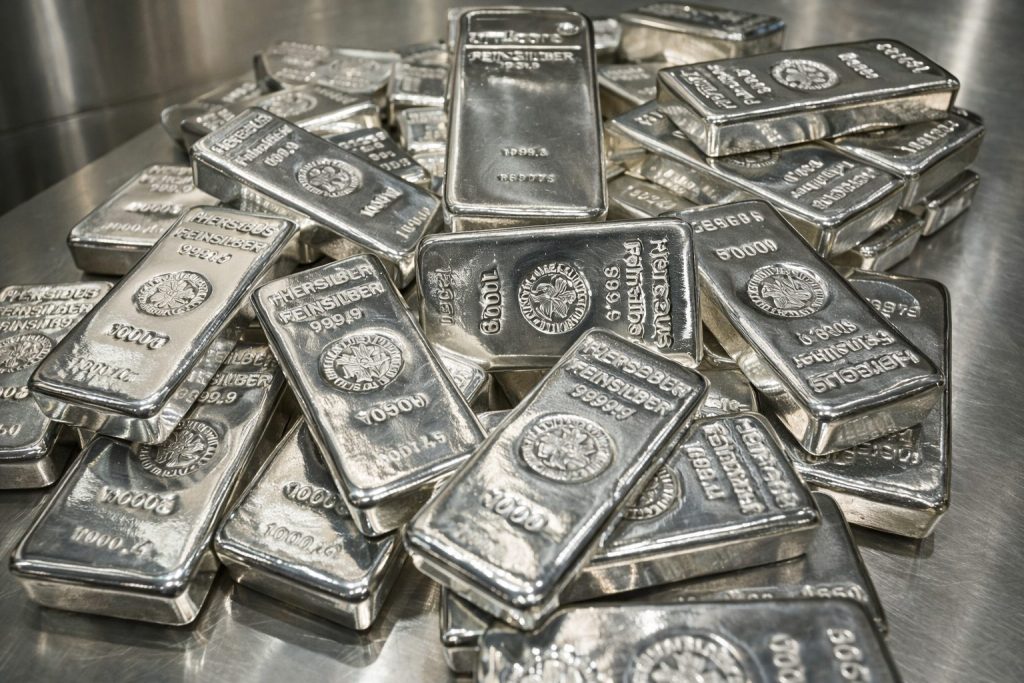 Il prezzo dell’argento oggi si mantiene vicino al record di 79 dollari mentre le scommesse sui tagli dei tassi della Fed e le regole sulle esportazioni cinesi alimentano timori per l’offerta