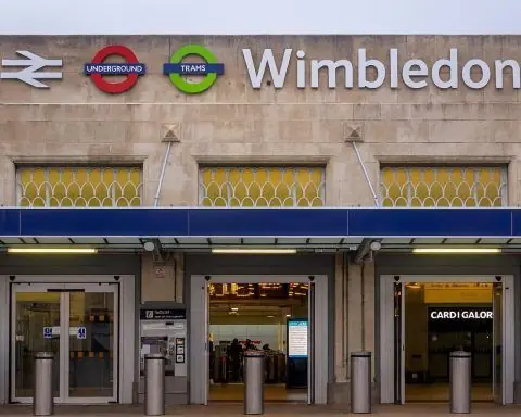 Incident op Station Wimbledon Vandaag: Man Overlijdt en Spoednoodgeval op Lijn Veroorzaakt Grote Treinchaos Tussen Londen en Surrey