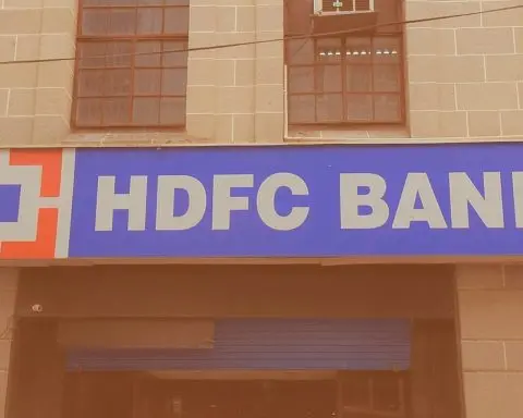 Indian Stock Market Today (Dec 17, 2025): Nifty 50 Hovers Near 25,900 as RBI Supports Rupee; Axis Bank, HDFC Bank and Meesho in Focus