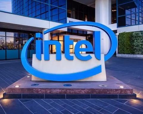 Intel-Aktie (INTC) am 2. Dezember 2025: Apple-Foundry-Gerüchte, Malaysia-Expansion und Q3-Erholung treiben eine hochriskante Rallye an
