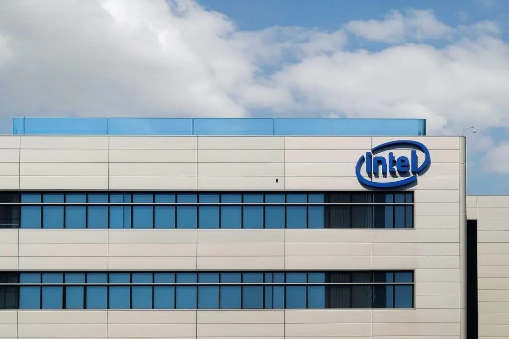 Intel Stock Near 52‑Week High as Apple Chip Rumors, Malaysia Expansion and NEX Pivot Redefine the 2025 Story