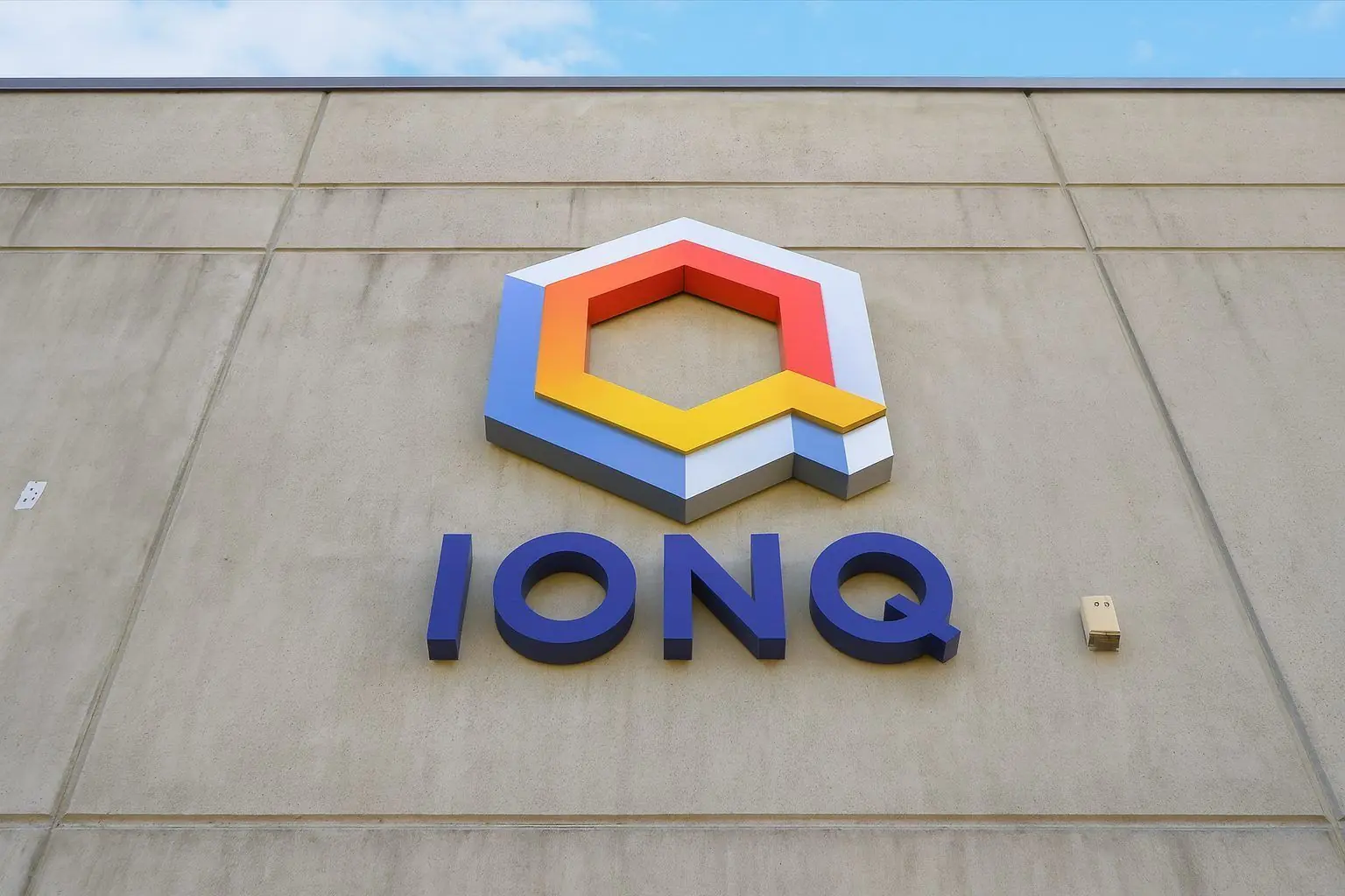 IonQ (IONQ) Stock: Price, News, Analysis and Forecast Before the December 1, 2025 Market Open