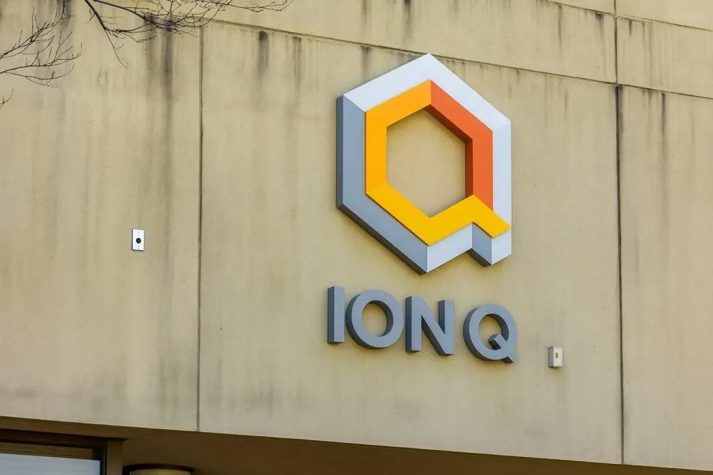 IonQ Stock (IONQ) Heads Into Monday: Latest News, Analyst Targets, and What to Watch After a Volatile Holiday Week