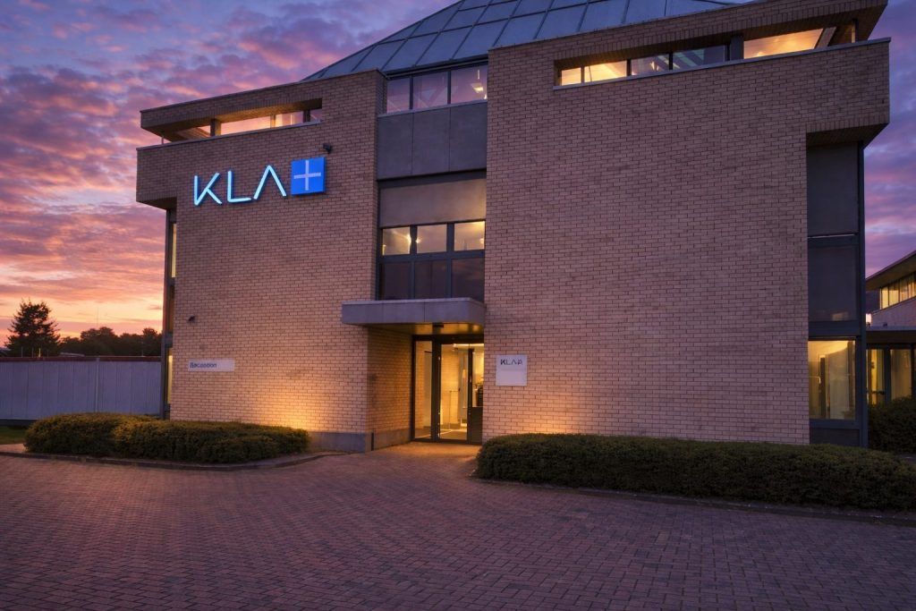 KLA Stock (KLAC) Near Record Highs as Wall Street Awaits Monday’s Open: Latest News, Analyst Forecasts, and Key Catalysts