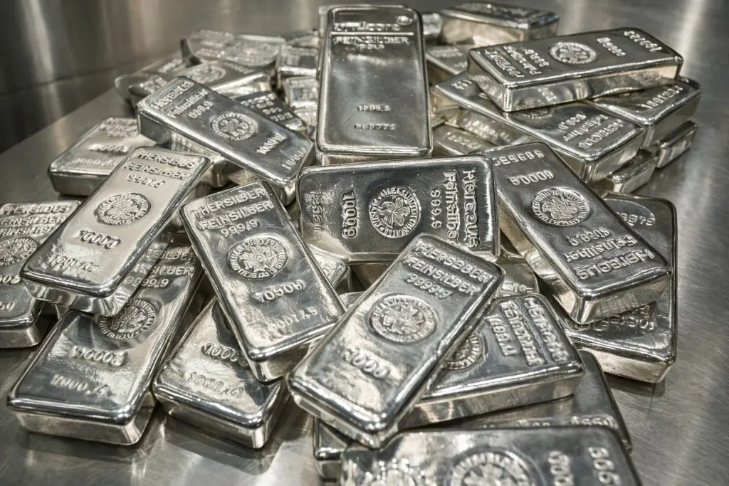 Le prix de l&rsquo;argent reste proche du record de 79 $ alors que les paris sur une baisse des taux de la Fed et les règles d&rsquo;exportation de la Chine alimentent les craintes sur l&rsquo;offre