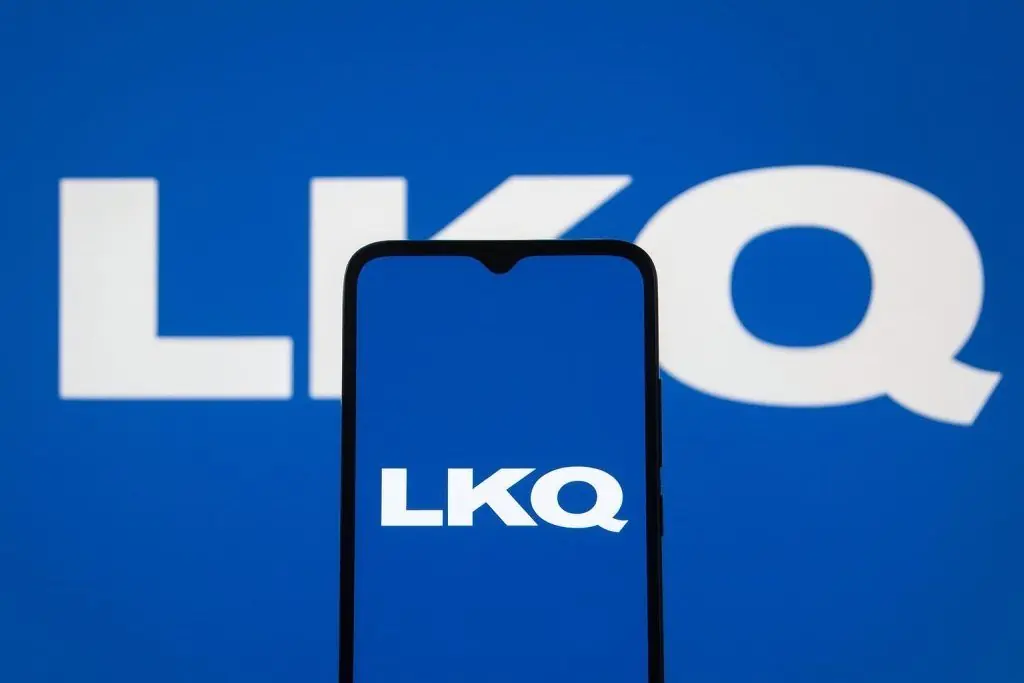 LKQ Stock Outlook December 2025: S&P 500 Exit, Portfolio Shake-Up and Analyst Targets for NASDAQ: LKQ