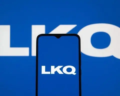 LKQ Stock Outlook December 2025: S&P 500 Exit, Portfolio Shake-Up and Analyst Targets for NASDAQ: LKQ