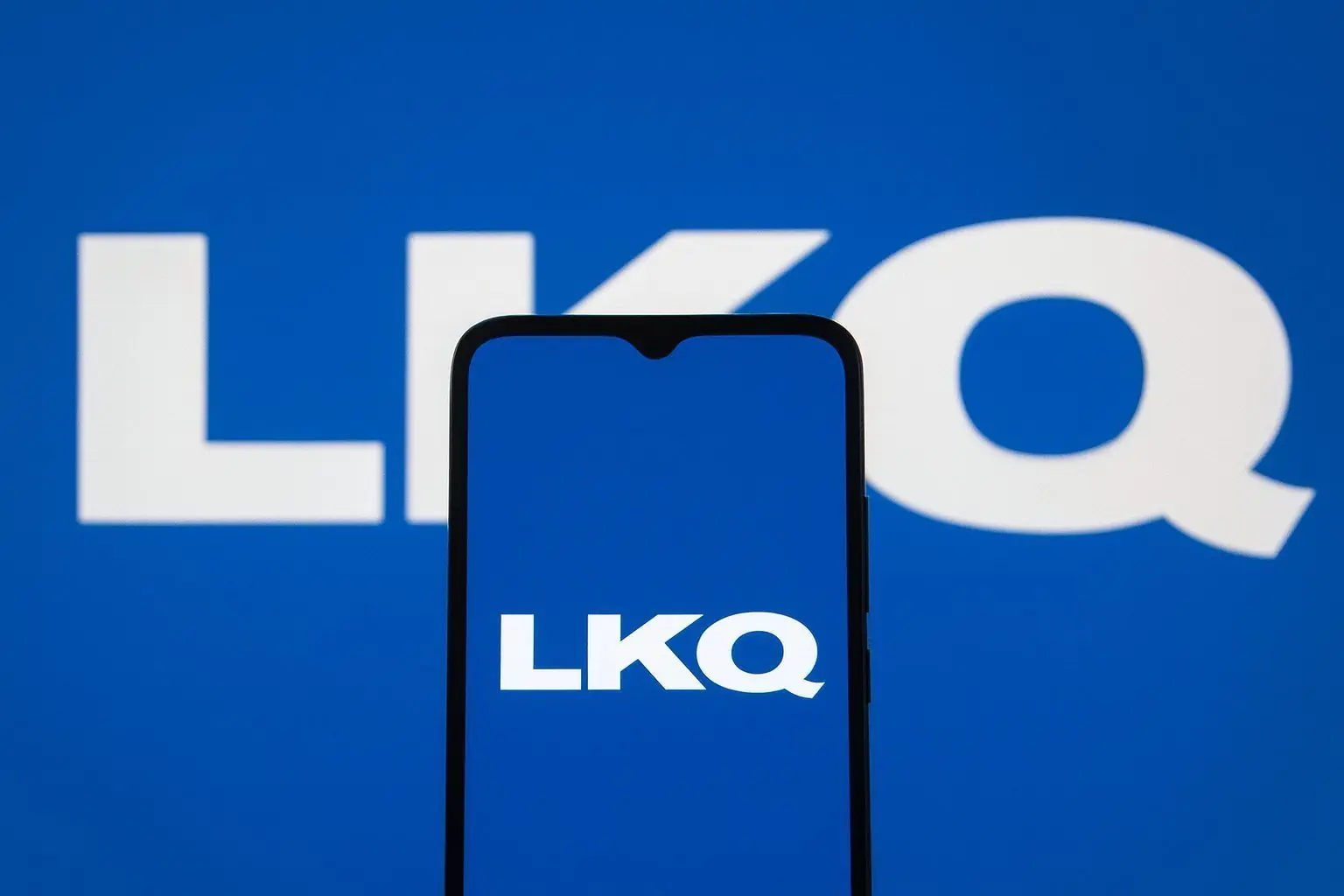 LKQ Stock Outlook December 2025: S&P 500 Exit, Portfolio Shake-Up and Analyst Targets for NASDAQ: LKQ