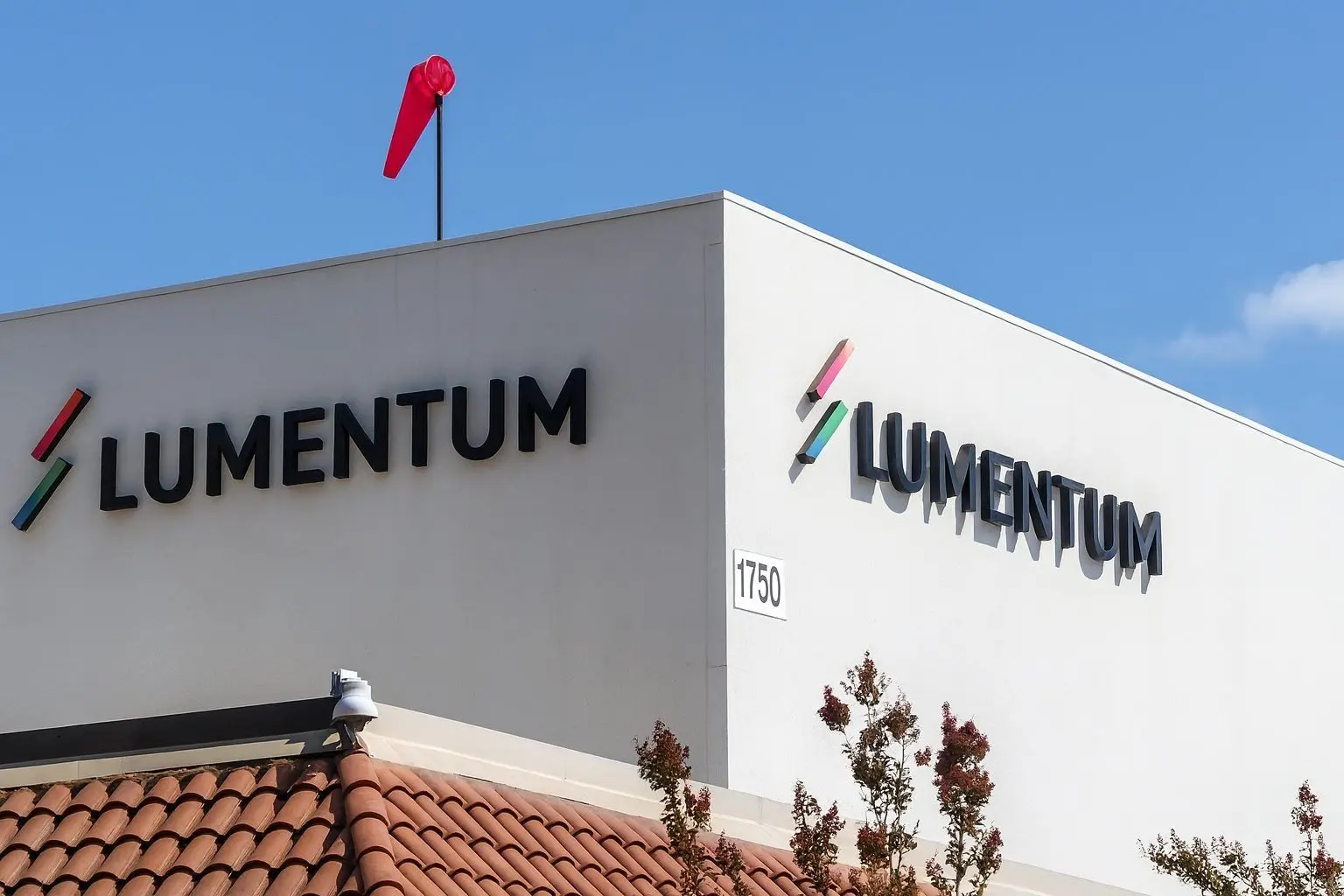 Lumentum Holdings (LITE) Stock Forecast: AI Data Center Star Faces Valuation Jitters After 300% 2025 Rally