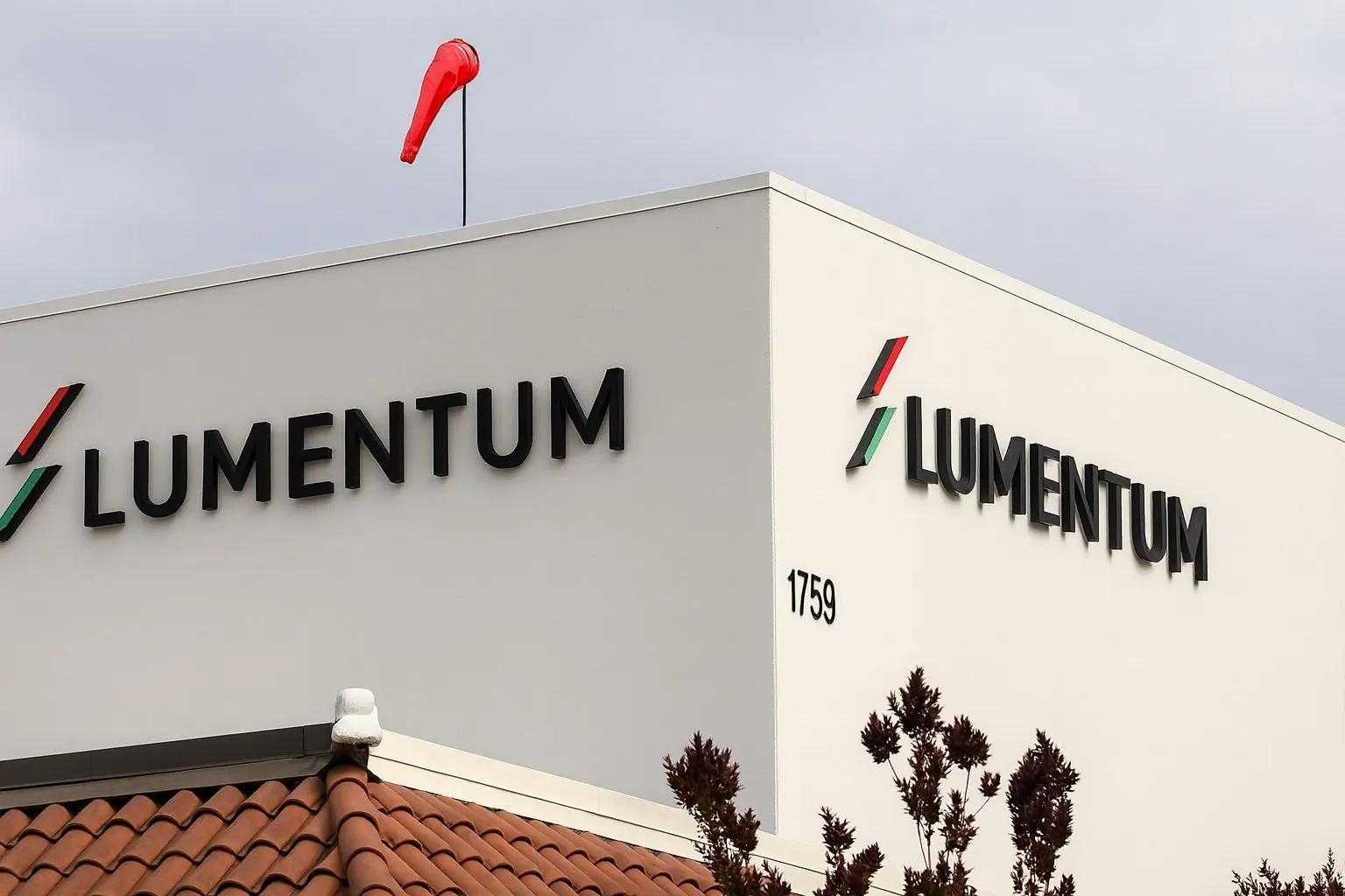 Lumentum (LITE) Stock Hits New Highs on AI Boom – Is the 219% Rally Just the Beginning? (December 5, 2025)