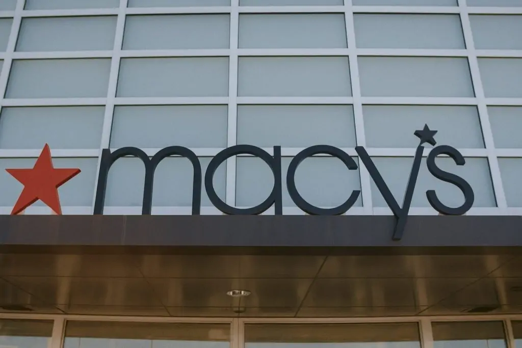 Macy’s Stock (NYSE: M) on December 7, 2025: Earnings Beat, Store Closures and Fresh Price Targets