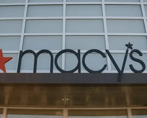Macy’s Stock (NYSE: M) on December 7, 2025: Earnings Beat, Store Closures and Fresh Price Targets
