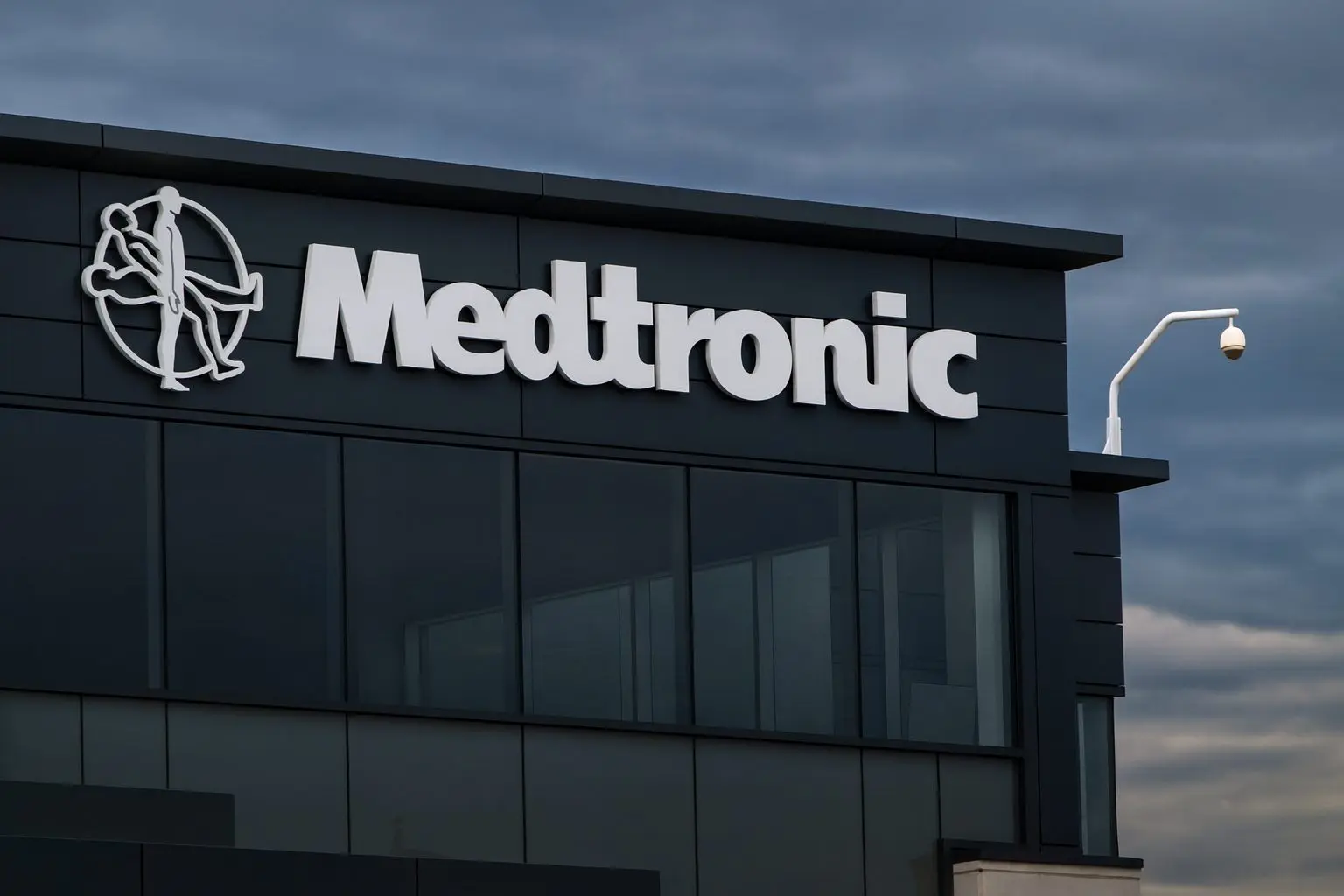 Medtronic PLC (MDT) Stock Outlook December 7, 2025: Price, Dividend, Hugo Robot FDA Win and 2026 Forecast