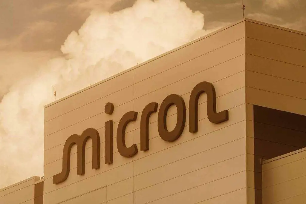 Micron stock slips as William Blair flags AI “memory bottlenecks”; Fed decision ahead