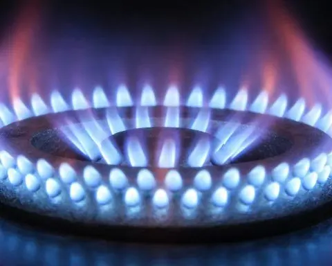 Natural Gas Outlook (Dec. 21, 2025): Prices Slip on Warm Forecasts as LNG Supply Plans Shift