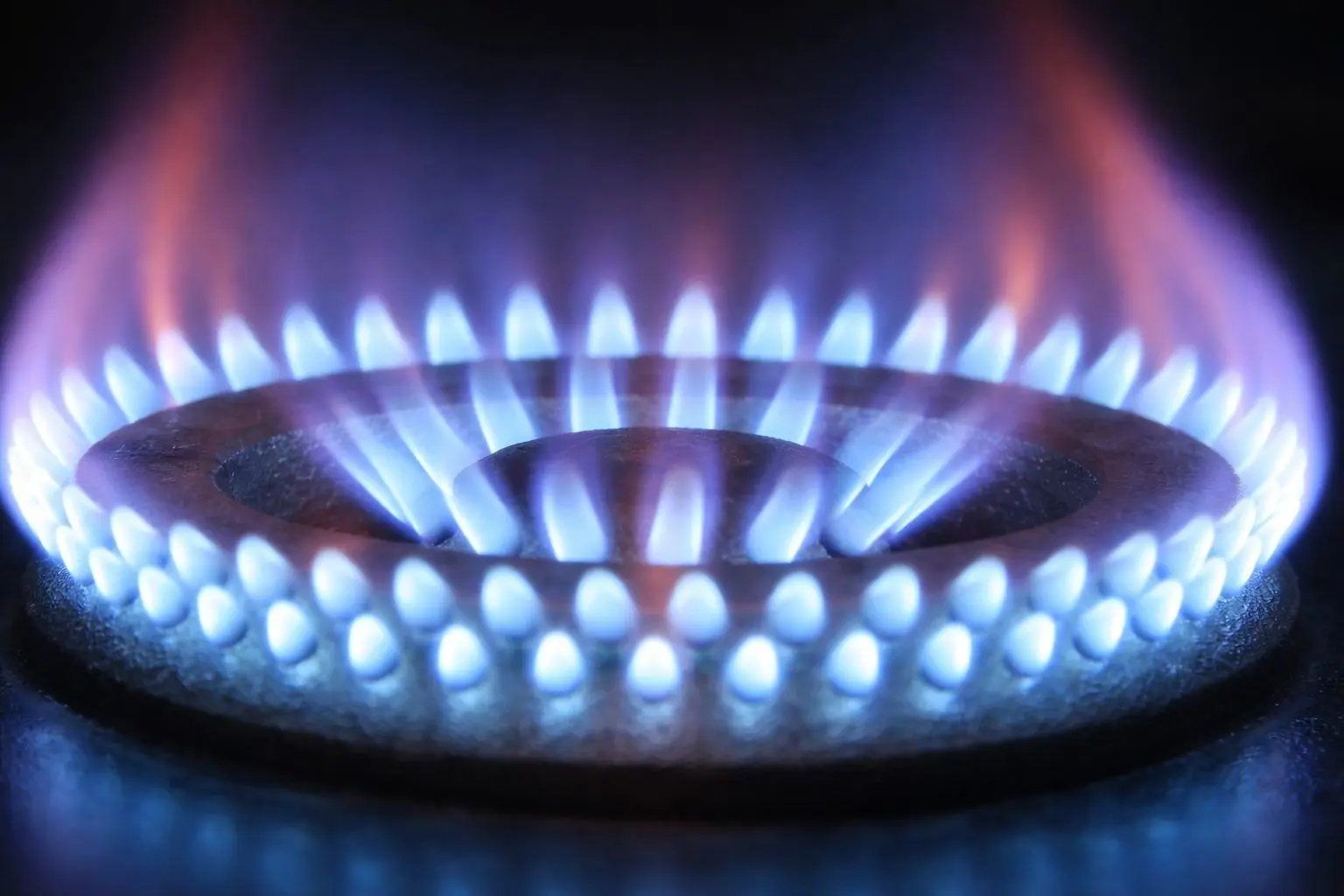 Natural Gas Outlook (Dec. 21, 2025): Prices Slip on Warm Forecasts as LNG Supply Plans Shift