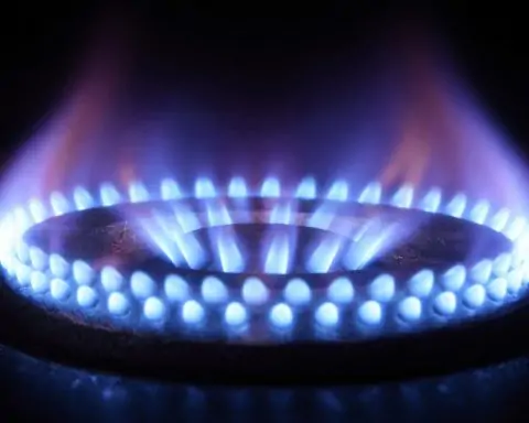 Natural Gas Price Today (26.12.2025): Henry Hub Futures Rise on Colder Forecasts as LNG Flows Stay Near Record Highs