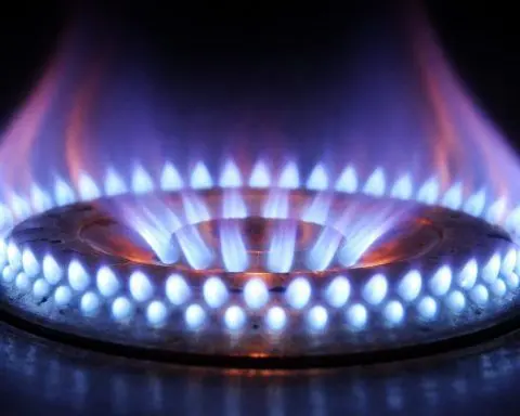 Natural Gas Price Today (Dec. 24, 2025, 10:35 a.m. ET): NYMEX Slips Near $4.29 as Weather and LNG Signals Collide