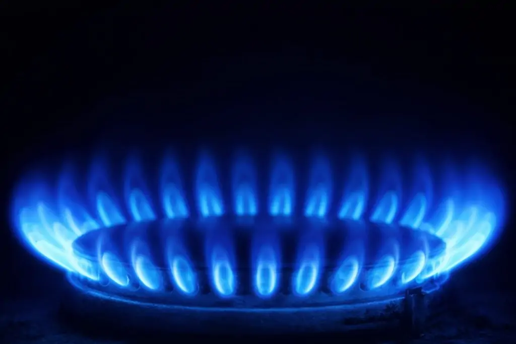 Natural Gas Prices Today (Dec. 19, 2025, 04:54): Henry Hub Whipsaws on Weather vs LNG Exports, Europe’s TTF Firms, and Asia LNG Slides to a 20‑Month Low