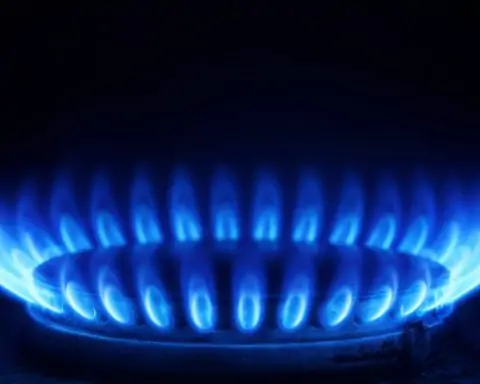 Natural Gas Prices Today (Dec. 19, 2025, 04:54): Henry Hub Whipsaws on Weather vs LNG Exports, Europe’s TTF Firms, and Asia LNG Slides to a 20‑Month Low
