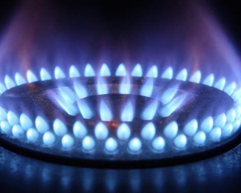 Natural Gas Today (5:02 Edition), Dec. 22, 2025: Henry Hub Slides Toward $4 as Warm Forecasts Cap Rally; Europe Tracks Storage; Australia Tightens Domestic Supply Rules