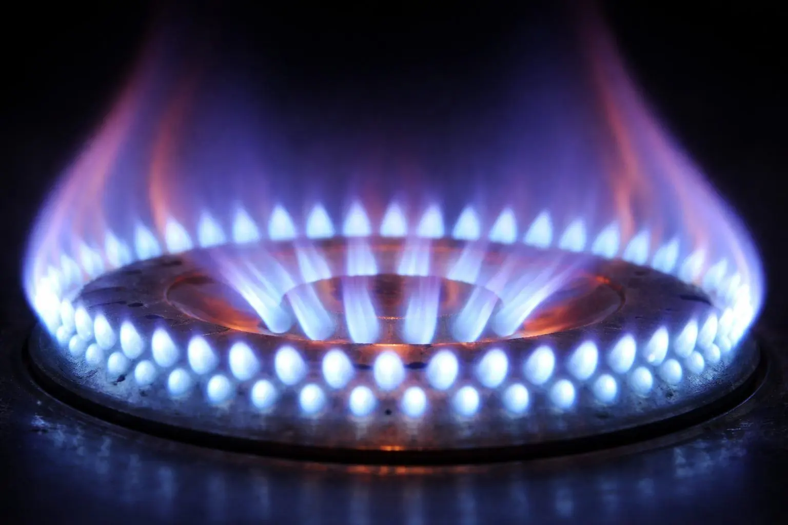 Natural Gas Today at 5:02 (Dec. 24, 2025): U.S. Futures Slide Toward $4.25 as Weather Models Ease Heating Demand; Europe’s TTF Ticks Higher