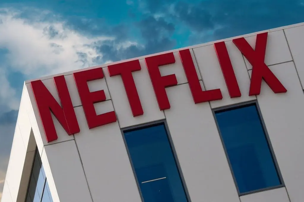 Netflix Stock Falls as Warner Bros. Deal Faces Hostile Challenge – What NFLX Investors Need to Know Now