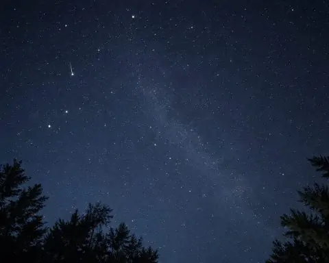 Night Sky Today (Dec. 25, 2025): Christmas Crescent Moon Near Saturn as Jupiter Shines Like a “Christmas Star”