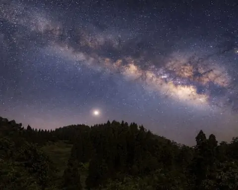 Night Sky Today: What to See Tonight on Christmas Eve, Dec. 24, 2025 — Crescent Moon, Saturn, Jupiter, ISS Flyby and Aurora Chances