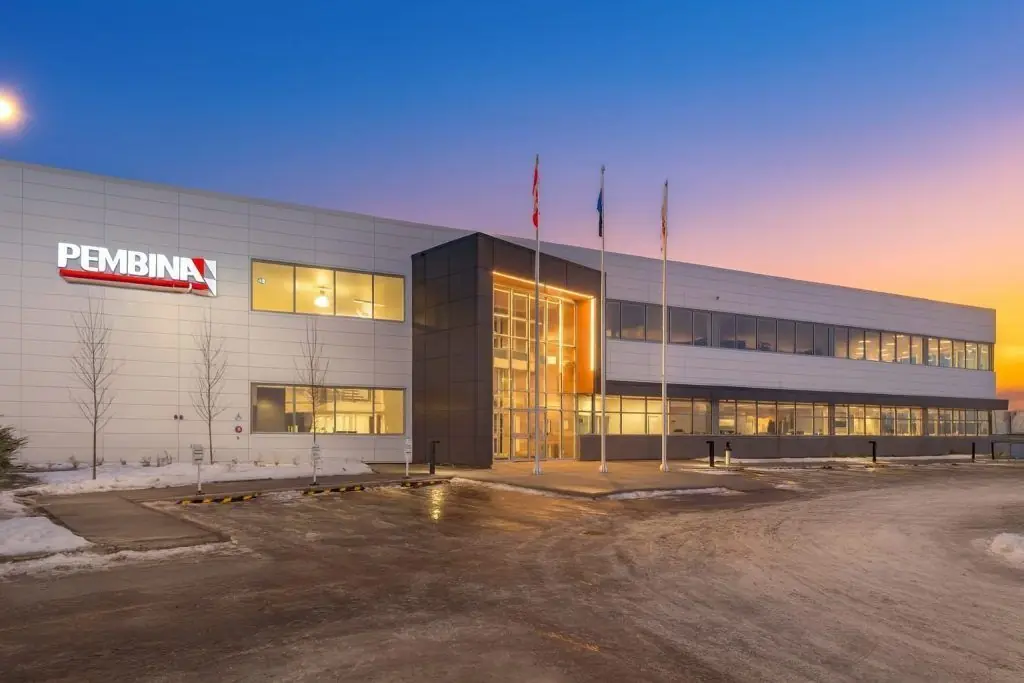 Pembina Pipeline (TSX:PPL, NYSE:PBA) Stock: Dividend Yield, Q3 Earnings Miss and LNG Growth – December 3, 2025 Update