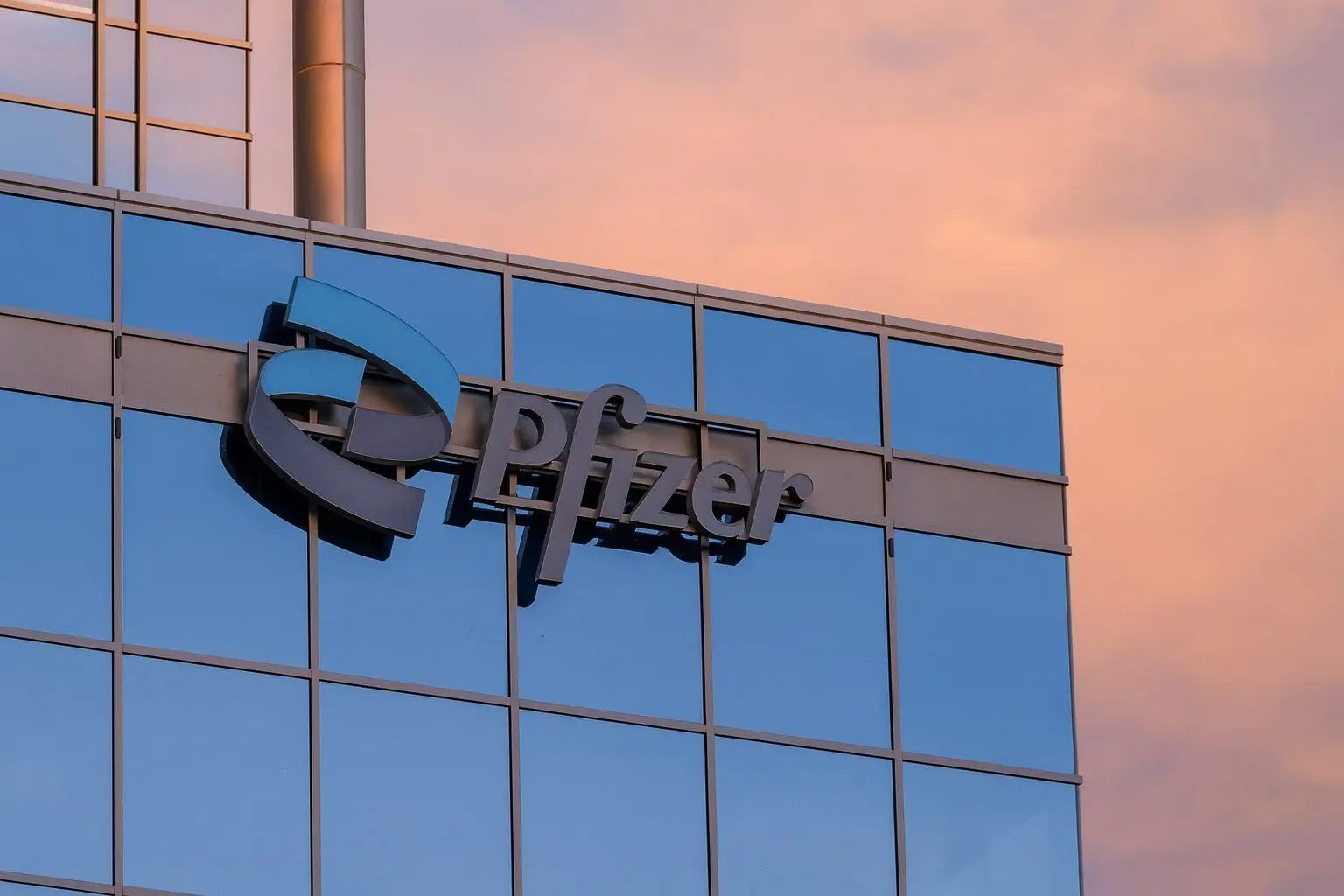 Pfizer Stock (PFE) Outlook: GLP‑1 Weight‑Loss Deal, Tukysa Trial Win, Dividend Declared — and the Big Catalyst Next Week (Updated Dec. 12, 2025)