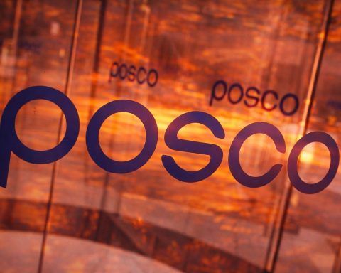 POSCO Holdings Inc Stock (005490, PKX): LFP Cathode JV, US Expansion, and Fresh 2026 Analyst Forecasts on Dec. 24, 2025